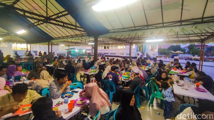 Buka Puasa bersama di Masjid Raya Medan. (Michael Ogest)