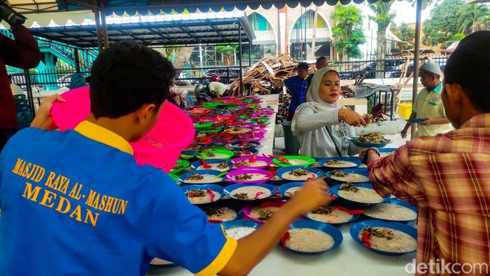 Buka Puasa bersama di Masjid Raya Medan. (Michael Ogest) Buka Puasa bersama di Masjid Raya Medan. (Michael Ogest)