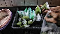 Untuk harga cendol dan pacar cina dan cincau satu bungkusnya Rp 5.000.