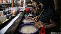 Sejumlah warga membeli kolang-kaling di kawasan Pasar Senen, Jakarta Pusat, Kamis (23/3/2023).