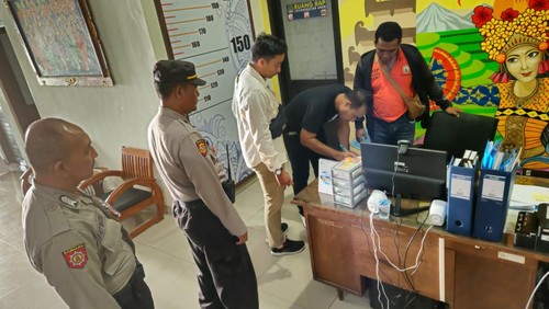 Polsek Sukawati menyerahkan dua bule Polandia yang berkemah di Pantai saat perayaan Nyepi ke Imigrasi Denpasar. Keduanya akan dideportasi.