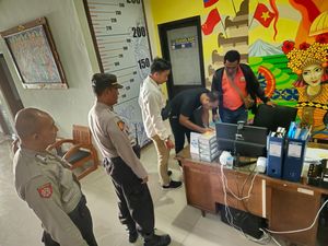 2 Bule Kemah di Pantai Saat Nyepi Turis Backpacker, Biasa Menggelandang