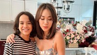 Bunga Citra Lestari tiup lilin di kue ultah berhiaskan donat bareng anak. (Foto: dok Instagram)
