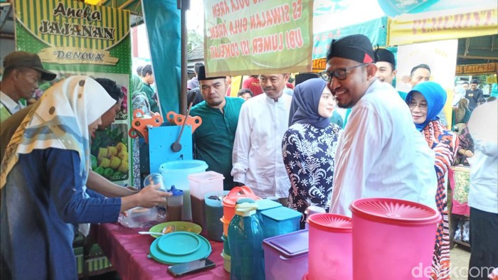 Bupati Sumenep Achmad Fauzi dan istri belanja takjil di Bazar Takjil Ramadhan 2023.