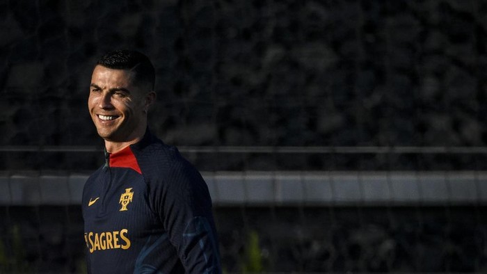 Portugals forward Cristiano Ronaldo attends a training session at Cidade do Futebol training camp in Oeiras, outskirts of Lisbon, on March 20, 2023, ahead of their UEFA Euro 2024 qualifier football match against Liechtenstein and Luxembourg. (Photo by PATRICIA DE MELO MOREIRA / AFP)