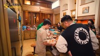 Elemen kayu tidak hanya pada rak di dapurnya saja, tetapi juga pada nampan yang digunakan untuk menyajikan makanan ini. Foto: YouTube Alshad Ahmad