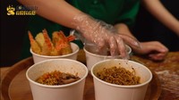 Dalam kesempatan bersama Jerome Polin dan Waseda Boys, Alshad Ahmad menyajikan ramen lengkap dengan tempura udang untuk tamunya tersebut. Foto: YouTube Alshad Ahmad