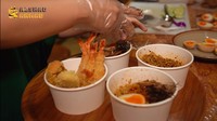 Di dekat pintu dapur, juga terdapat rak yang biasa digunakan untuk menaruh berbagai keperluan. Mulai dari cangkir hingga wadah menyimpan makanan. Foto: YouTube Alshad Ahmad