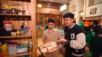 Dekat dari dapurnya tersebut terdapat ruang makan yang tak kalah mewah dari ruangan lainnya. Ruang makannya ini juga bernuansa coklat. Foto: YouTube Alshad Ahmad