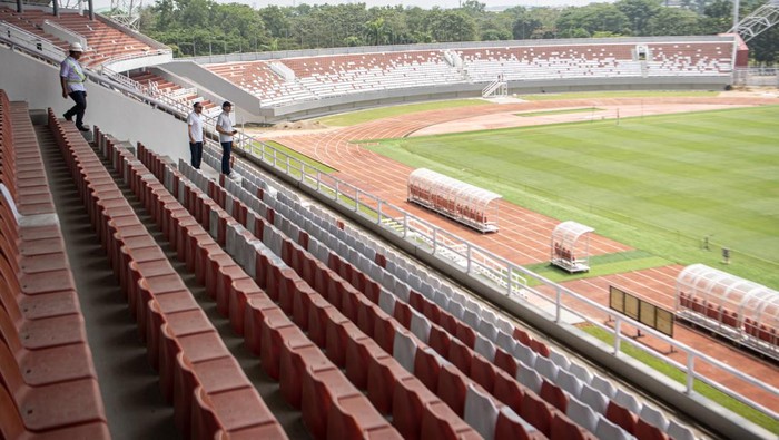 Venue Management FIFA Sunni Kohli (kedua kiri) didampingi perwakilan Delegasi FIFA meninjau Stadion Gelora Sriwijaya Jakabaring (GSJ) di Jakabaring Sport City (JSC) Palembang, Sumatera Selatan, Kamis (23/3/2023). Kunjungan tersebut dalam rangka meninjau kesiapan Stadion Gelora Sriwijaya (GSJ) Jakabaring sebagai salah satu stadion penyelenggara Piala Dunia U-20 pada Mei 2023 mendatang. ANTARA FOTO/Nova Wahyudi/foc.
