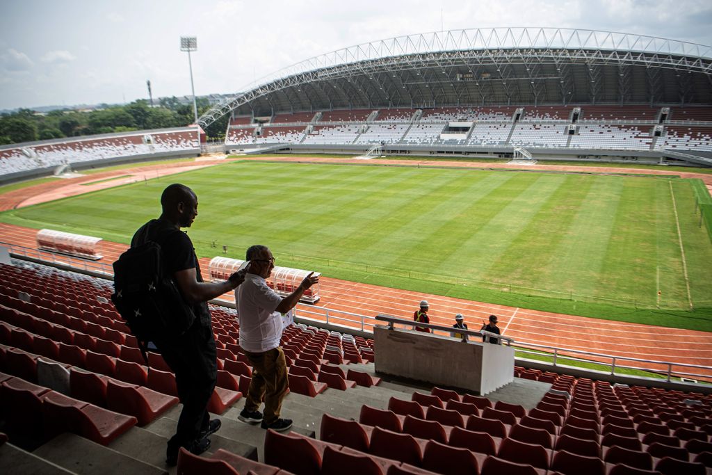 Venue Management FIFA Sunni Kohli (kedua kiri) didampingi perwakilan Delegasi FIFA meninjau Stadion Gelora Sriwijaya Jakabaring (GSJ) di Jakabaring Sport City (JSC) Palembang, Sumatera Selatan, Kamis (23/3/2023). Kunjungan tersebut dalam rangka meninjau kesiapan Stadion Gelora Sriwijaya (GSJ) Jakabaring sebagai salah satu stadion penyelenggara Piala Dunia U-20 pada Mei 2023 mendatang. ANTARA FOTO/Nova Wahyudi/foc.