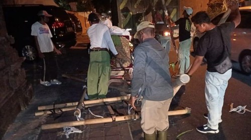 Dinas Lingkungan Hidup dan Kebersihan (DLHK) Kota Denpasar ketika tengah membersihkan sampah di area Kota Denpasar, Bali, Selasa (21/3/2023) malam. (Pemerintah Kota Denpasar)