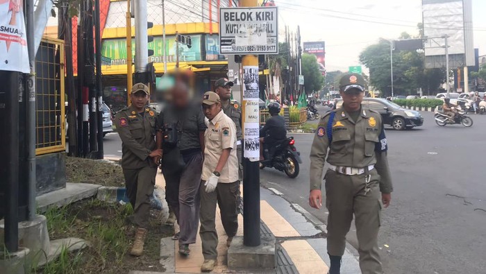 Doweh, pengamen tempelkan alat kelamin yang meresahkan warga dan diamankan Satpol PP Kota Malang.