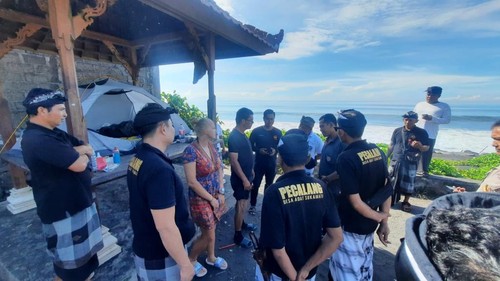 Dua WNA Polandia ditemukan berkemah oleh pecalang di Pantai Purnama, Desa/Kecamatan Sukawati, Kabupaten Gianyar, Bali, saat Hari Raya Nyepi, Rabu (22/3/2023). (Dok. Polda Bali)
