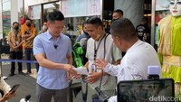Sempat Menolak, Edi Cleaning Service Kini Diberi Uang Segepok Oleh Hotman