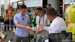 Duit Gepokan dari Hotman Paris Buah Kejujuran Edi Cleaning Service