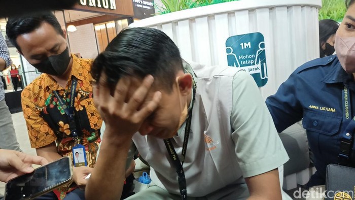 Edi cleaning service menangis (Adrial Akbar/detikcom)