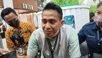 Edi telah 8 tahun menjadi petugas kebersihan di Summarecon Mall Kelapa Gading. Selama bekerja di mal tersebut, Edi kerap menemukan barang yang tertinggal atau terjatuh dari para pengunjung mal seperti dompet atau handphone tetapi selalu dikembalikan. (Foto: Adrial Akbar/detikcom)