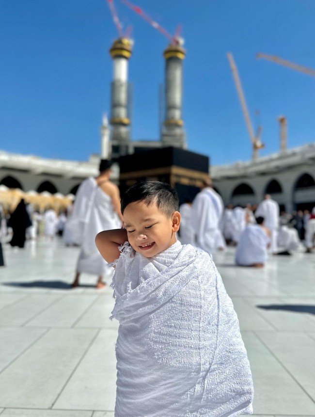 Tak hanya tampan dan imut, Gala Sky kini juga terlihat sudah jago berpose di depan kamera. Lihat saja posenya dalam foto yang satu ini, sudah cocok jadi model cilik bukan? Foto: Instagram/@galaasky