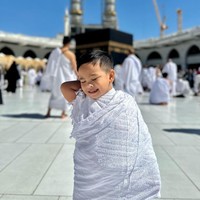 Tak hanya tampan dan imut, Gala Sky kini juga terlihat sudah jago berpose di depan kamera. Lihat saja posenya dalam foto yang satu ini, sudah cocok jadi model cilik bukan? Foto: Instagram/@galaasky