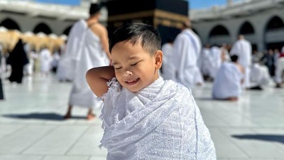 7 Foto Gala Sky Anak Mendiang Vanessa Angel, Imut & Ganteng Berbaju Ihram