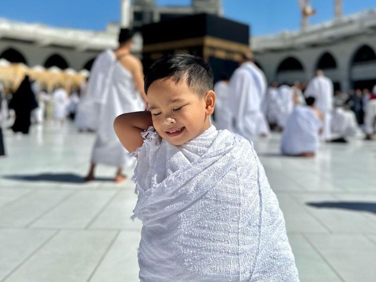 7 Foto Gala Sky Anak Mendiang Vanessa Angel, Imut & Ganteng Berbaju Ihram