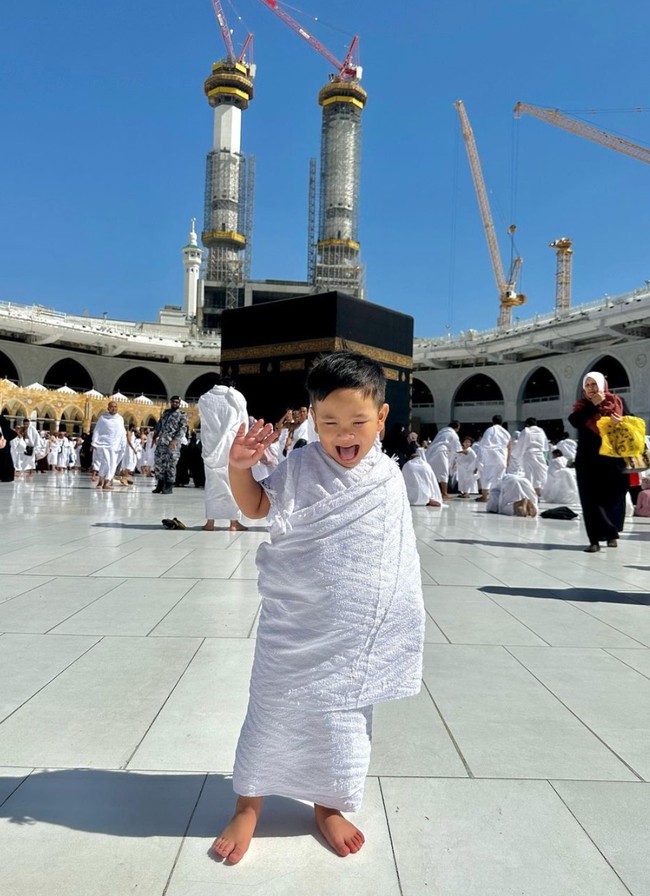 Sudah semakin besar, Gala Sky kini terlihat makin imut dan menggemaskan. Seperti penampilannya dalam foto saat mengenakan baju ihram ketika berada di tanah suci. Foto: Instagram/@galaasky