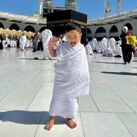 Sudah semakin besar, Gala Sky kini terlihat makin imut dan menggemaskan. Seperti penampilannya dalam foto saat mengenakan baju ihram ketika berada di tanah suci. Foto: Instagram/@galaasky