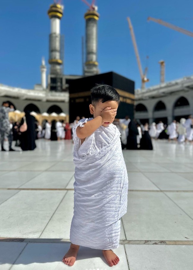 Di unggahannya itu banyak netizen yang mengomentari penampilan Gala, memujinya semakin terlihat ganteng dan menggemaskan. Masya allah ganteng bener skyyyy, komentar salah seorang netizen. Foto: Instagram/@galaasky