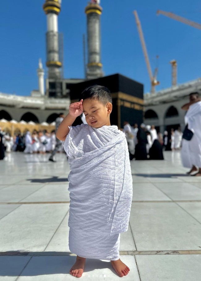 Banyak netizen mengatakan jika wajah Gala Sky kini jadi semakin mirip dengan mendiang ayahnya, Bibi Ardiansyah. Bagaimana menurutmu? Foto: Instagram/@galaasky