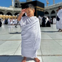 Banyak netizen mengatakan jika wajah Gala Sky kini jadi semakin mirip dengan mendiang ayahnya, Bibi Ardiansyah. Bagaimana menurutmu? Foto: Instagram/@galaasky