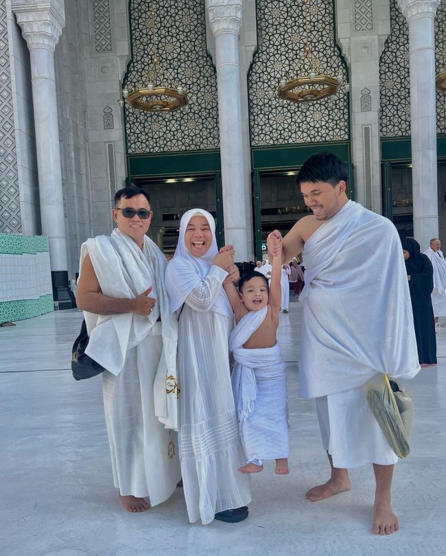 Melalui foto yang diunggah terlihat Gala Sky tak hanya pergi bersama kakek dan neneknya, melainkan juga Thariq Halilintar. Thariq sendiri memang diketahui cukup dekat dengan Gala. Foto: Instagram/@galaasky