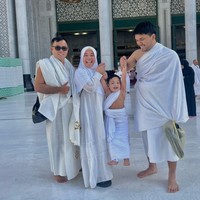 Melalui foto yang diunggah terlihat Gala Sky tak hanya pergi bersama kakek dan neneknya, melainkan juga Thariq Halilintar. Thariq sendiri memang diketahui cukup dekat dengan Gala. Foto: Instagram/@galaasky