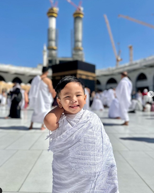 Gala Sky beberapa waktu lalu diketahui telah berangkat ke tanah suci Makkah bersama kakek dan neneknya. Melalui akun Instagram, penampilan Gala selama di tanah suci pun tampak dibagikan dan berhasil mencuri atensi. Foto: Instagram/@galaasky