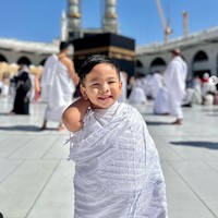 Gala Sky beberapa waktu lalu diketahui telah berangkat ke tanah suci Makkah bersama kakek dan neneknya. Melalui akun Instagram, penampilan Gala selama di tanah suci pun tampak dibagikan dan berhasil mencuri atensi. Foto: Instagram/@galaasky