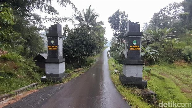Gapura menuju Desa Cisampih, Jatigede yang merupakan penghasil kolang-kaling terbesar di Sumedang