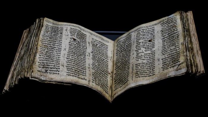 Ini Alkitab Tua Berbahasa Ibrani yang Akan Dilelang $30 Juta The Codex Sassoon 1,100-year-old Hebrew Bible is on display at the Tel Aviv's ANU Museum of the Jewish People for a week-long exhibition of the manuscript, part of a whirlwind worldwide tour of the artifact in the United Kingdom, Israel and the United States before its expected sale, Israel, Wednesday, March 22, 2023. One of the oldest surviving biblical manuscripts is up for sale β for a cool $30 million. The Codex Sassoon is a nearly complete 1,100-year-old Hebrew Bible. Sotheby's is putting it up for auction in New York in May for an estimated price of $30 million to $50 million. (AP Photo/Ariel Schalit)