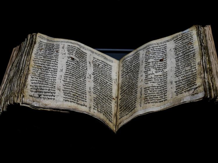 Wujud Alkitab Tua Bahasa Ibrani yang Bakal Dilelang $30 Juta