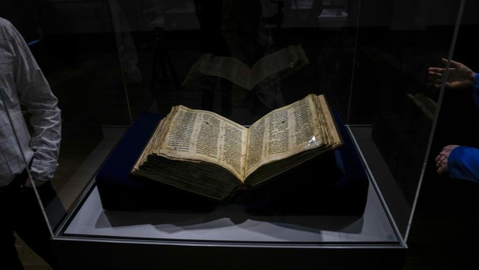 Ini Alkitab Tua Berbahasa Ibrani yang Akan Dilelang $30 Juta The Codex Sassoon 1,100-year-old Hebrew Bible is on display at the Tel Aviv's ANU Museum of the Jewish People for a week-long exhibition of the manuscript, part of a whirlwind worldwide tour of the artifact in the United Kingdom, Israel and the United States before its expected sale, Israel, Wednesday, March 22, 2023. One of the oldest surviving biblical manuscripts is up for sale β for a cool $30 million. The Codex Sassoon is a nearly complete 1,100-year-old Hebrew Bible. Sotheby's is putting it up for auction in New York in May for an estimated price of $30 million to $50 million. (AP Photo/Ariel Schalit)