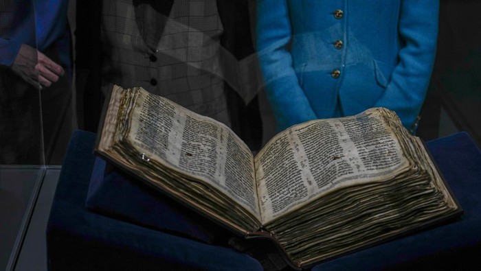 Ini Alkitab Tua Berbahasa Ibrani yang Akan Dilelang $30 Juta The Codex Sassoon 1,100-year-old Hebrew Bible is on display at the Tel Aviv's ANU Museum of the Jewish People for a week-long exhibition of the manuscript, part of a whirlwind worldwide tour of the artifact in the United Kingdom, Israel and the United States before its expected sale, Israel, Wednesday, March 22, 2023. One of the oldest surviving biblical manuscripts is up for sale β for a cool $30 million. The Codex Sassoon is a nearly complete 1,100-year-old Hebrew Bible. Sotheby's is putting it up for auction in New York in May for an estimated price of $30 million to $50 million. (AP Photo/Ariel Schalit)