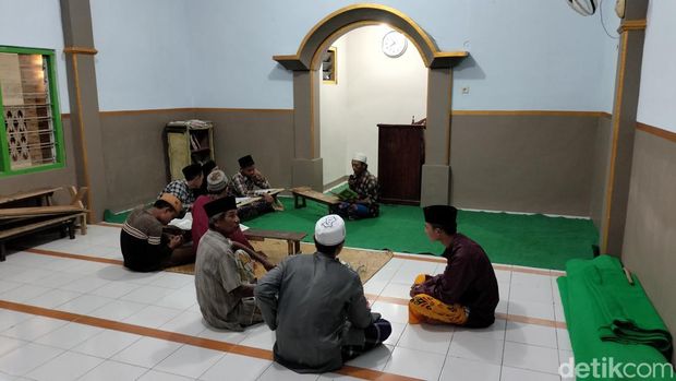 Jemaah Aboge melaksanakan salat tarawih pertama.