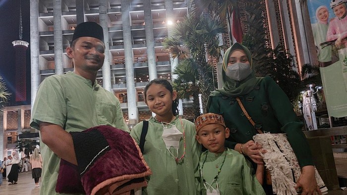 Jemaah Salat Tarawih di Masjid Istiqlal