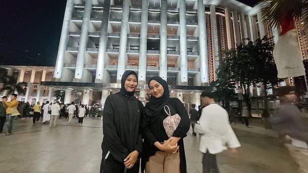 Jemaah Salat Tarawih di Masjid Istiqlal