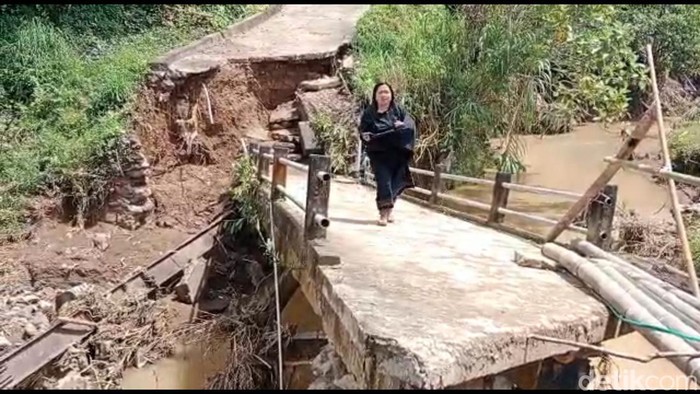 Jembatan penghubung antar dua dusun di Kabupaten Mamasa, Sulawesi Barat ambruk diterjang luapan arus sungai.