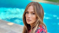 Olahraga adalah hal yang pertama kali ia lakukan di pagi hari. Tidak peduli seberapa sibuk dirinya, Lopez tetap bangun sebelum jam 5 pagi dan berolahraga. (Foto: Instagram @jlo).