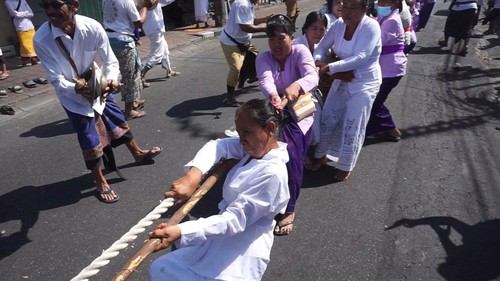 Kaum ibu-ibu di Desa Adat Semate, Abianbase, Badung, Bali saat melawan bapak-bapak dalam tradisi Mbed-mbedan, Kamis (23/3/2023). (Agus Eka)