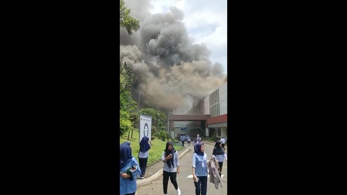 Kebakaran pabrik tekstil di Purwakarta