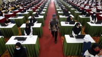 Peserta calon Pegawai Pemerintah dengan Perjanjian Kerja (PPPK) Kementerian Agama mengikuti seleksi kompetensi dengan Computer Assisted Test (CAT) di gedung Amel Convention, Banda Aceh, Aceh, Kamis (23/3/2023).