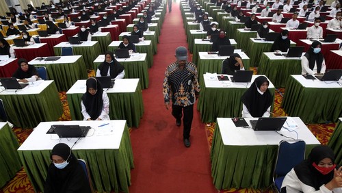 Peserta calon Pegawai Pemerintah dengan Perjanjian Kerja (PPPK) Kementerian Agama berbincang usai mengikuti ujian kompetensi dengan sistem Computer Assisted Test (CAT) di gedung Amel Convention, Banda Aceh, Aceh, Kamis (23/3/2023). Sebanyak 74.424 peserta calon PPPK Kementerian Agama di seluruh Indonesia akan mengikuti seleksi sejak 17 Maret hingga 9 April 2023 untuk memperebutkan 49.549 formasi yang tersedia. ANTARA FOTO / Irwansyah Putra/foc.