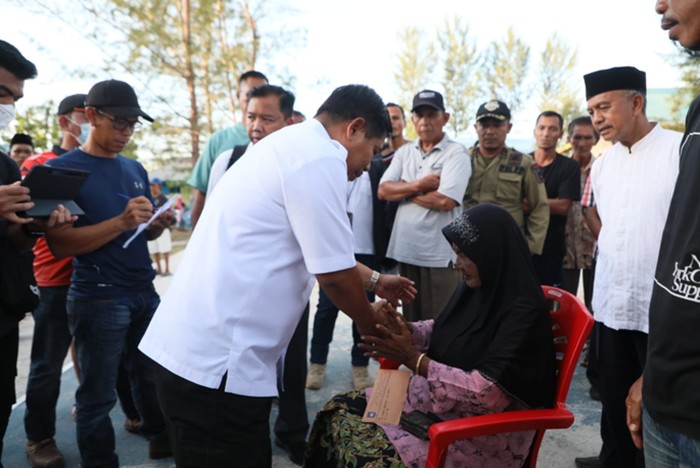 Kemendagri Serahkan Bantuan Untuk Korban Longsor Di Serasan Natuna